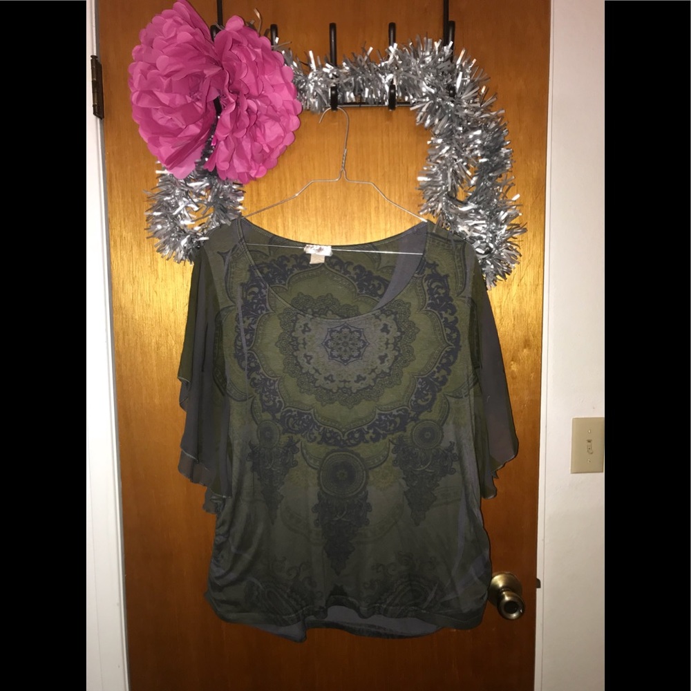 Moving sale‼️3X Plus Green Multi batwings Blouse